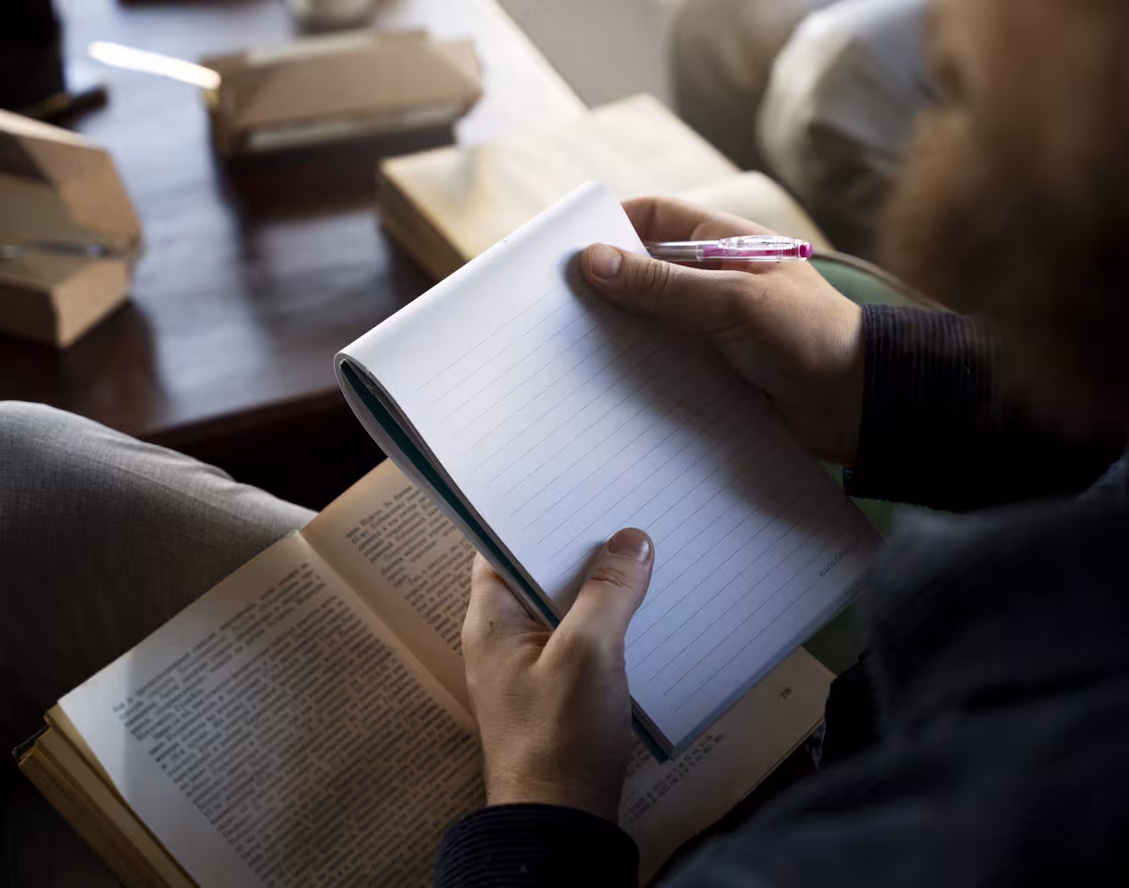 Homme tenant un cahier