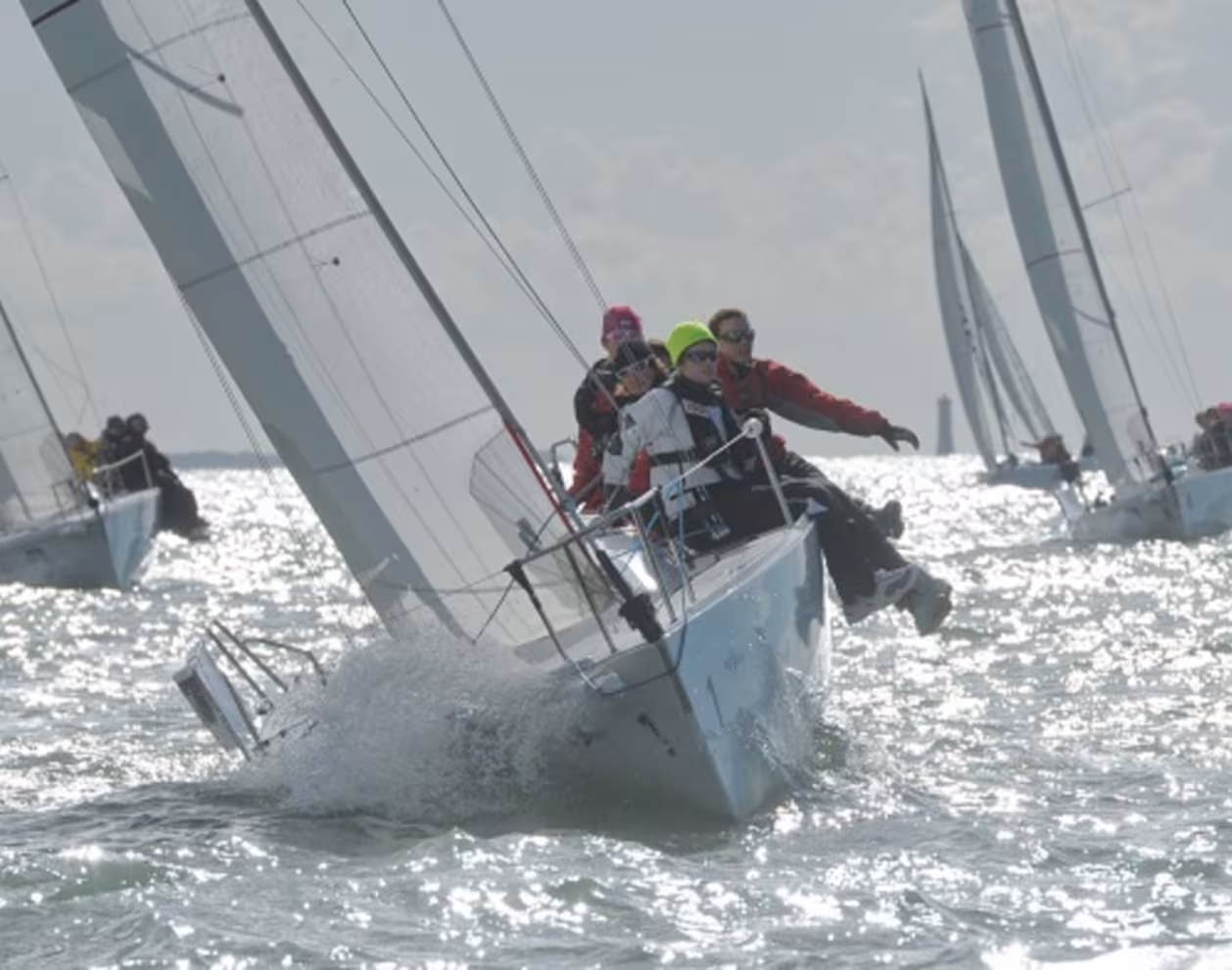 Voiliers en mer avec équipage