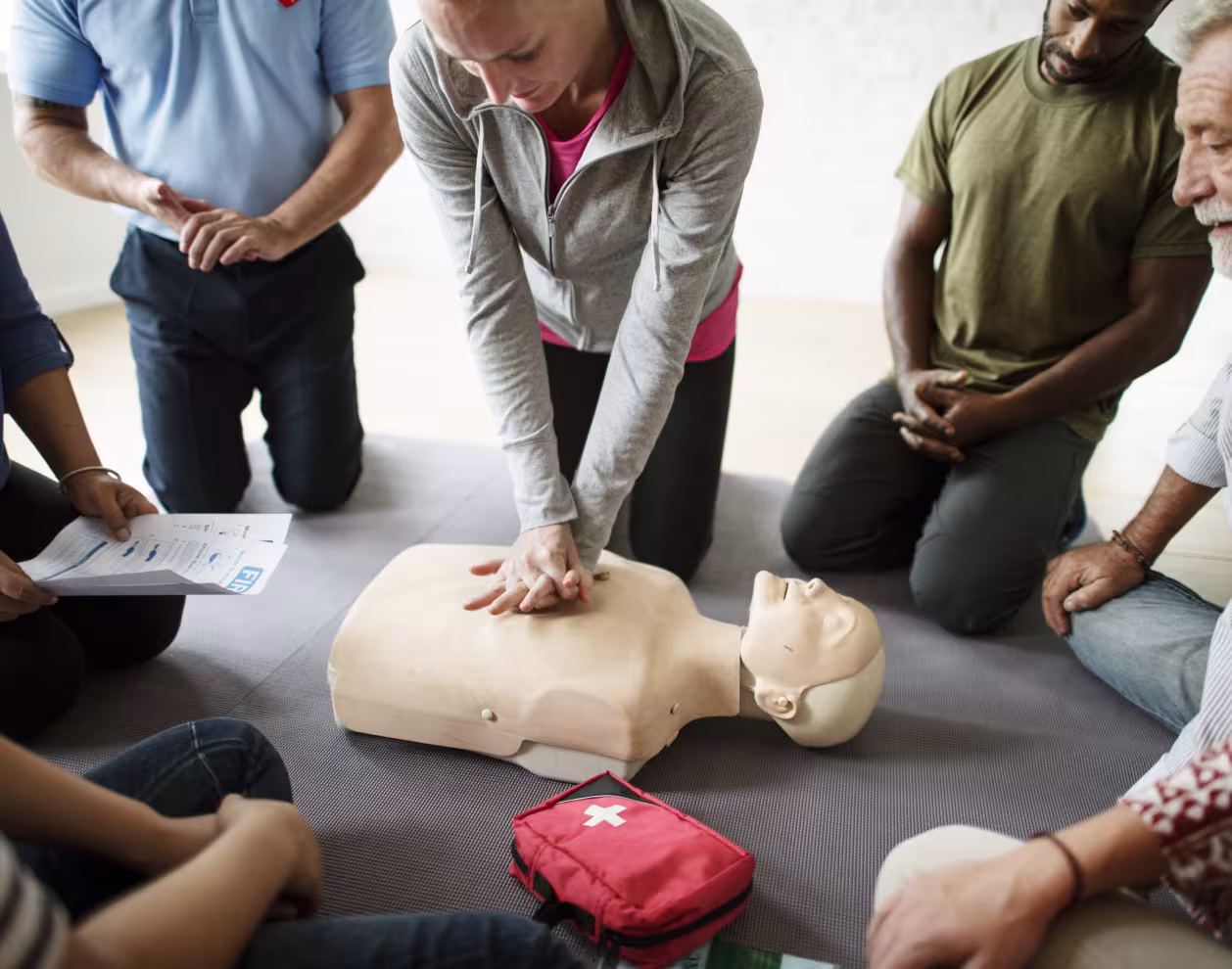 Groupe de personnes s'initiant aux premiers secours