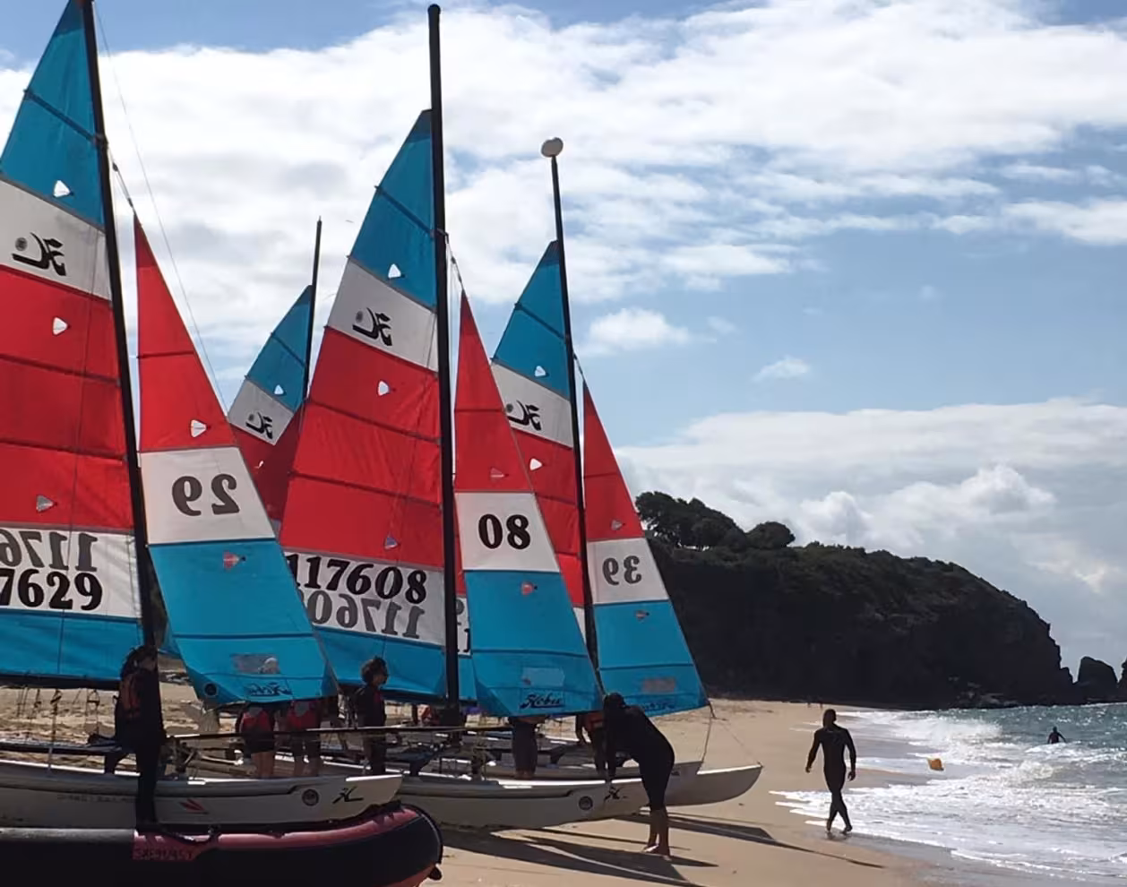 Bateaux sur la plage au bord de l'eau