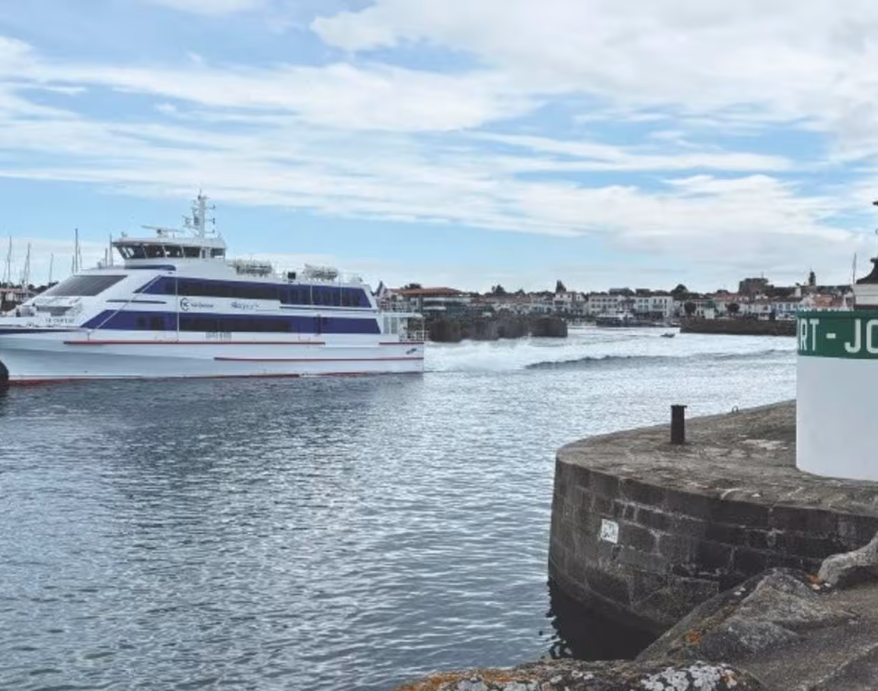 Bateau en mer quittant le port de l'île d'Yeu