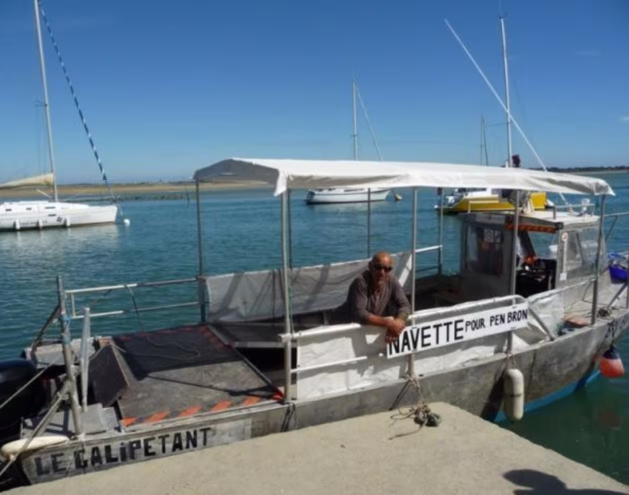 Galipétant amarré au port avec M. Bougro à bord