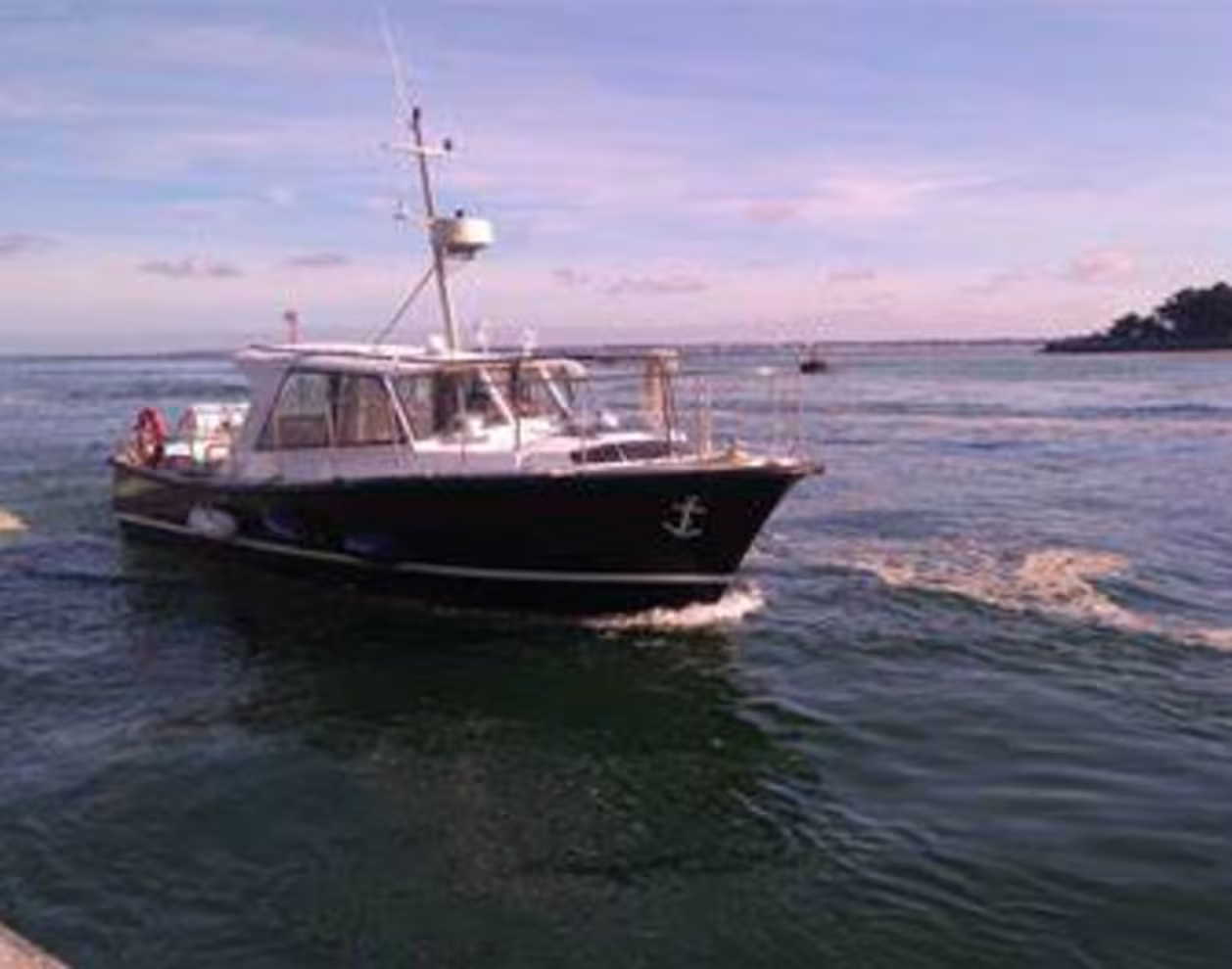Bateau Chéri Bibi en mer qui arrive au port