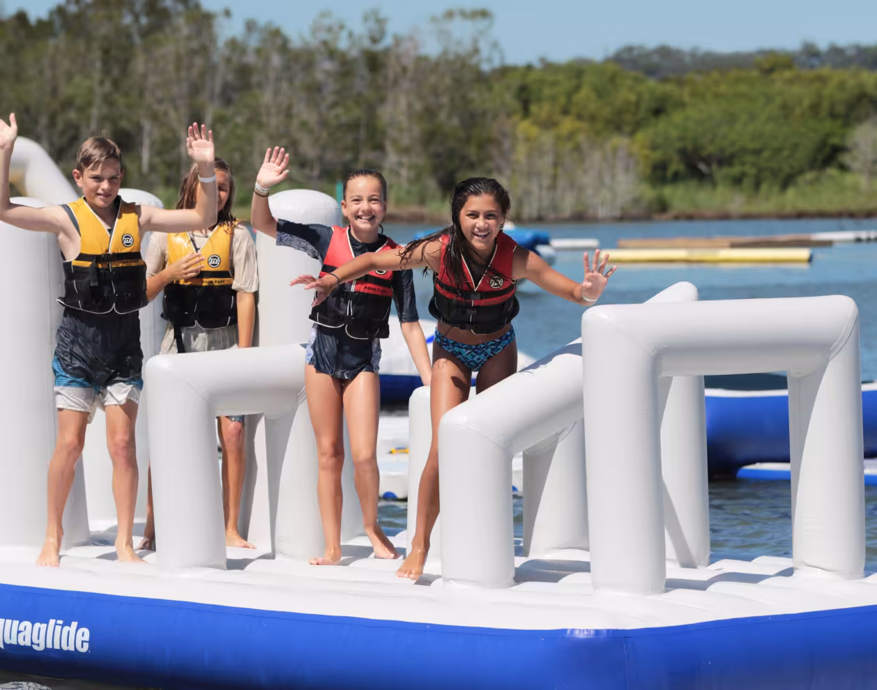 Enfants qui jouent dans l'aquapark