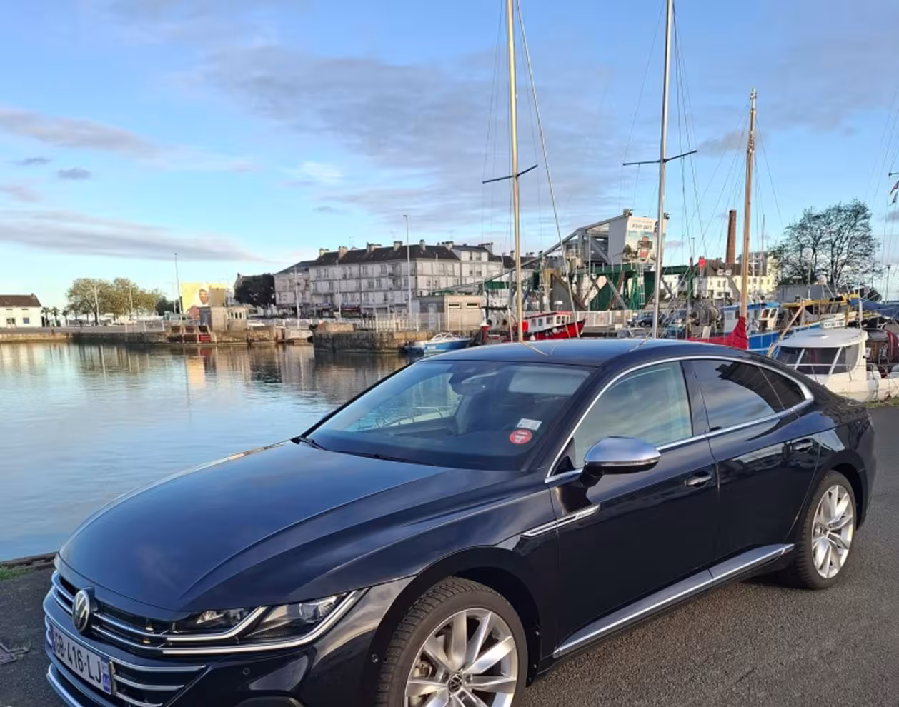 Voiture noire garée sur le port