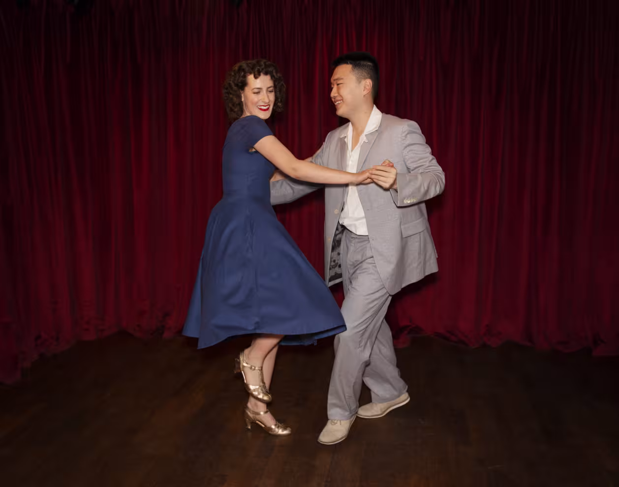 Un couple dansant le swing