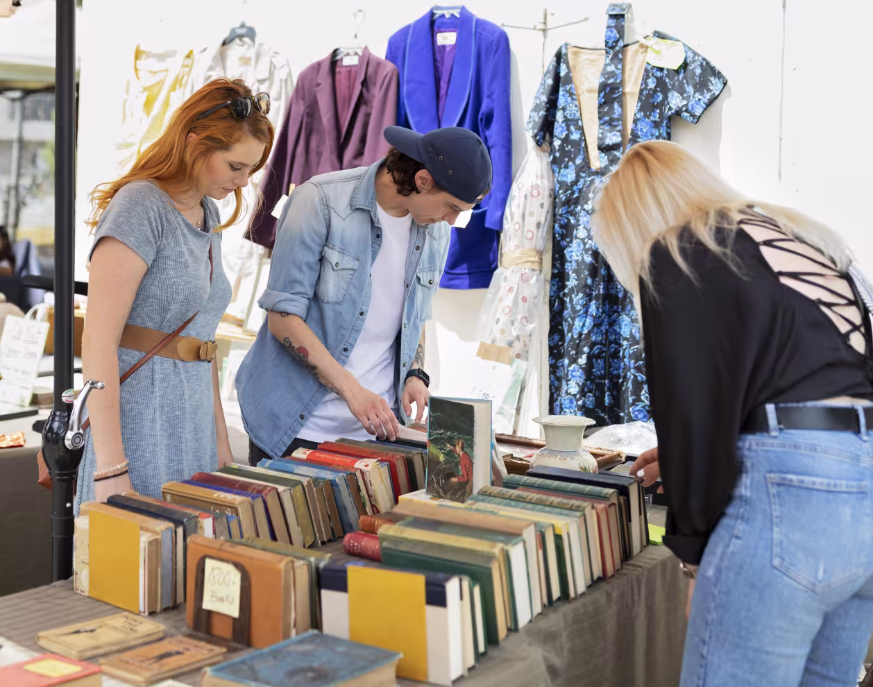 Des amis à une braderie