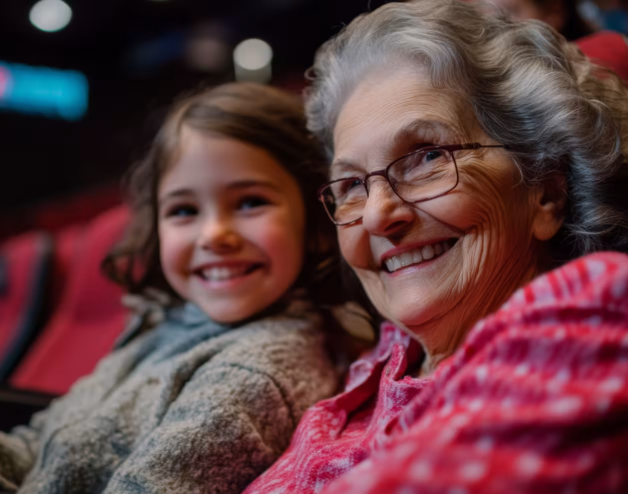 Une dame âgée avec une petite fille