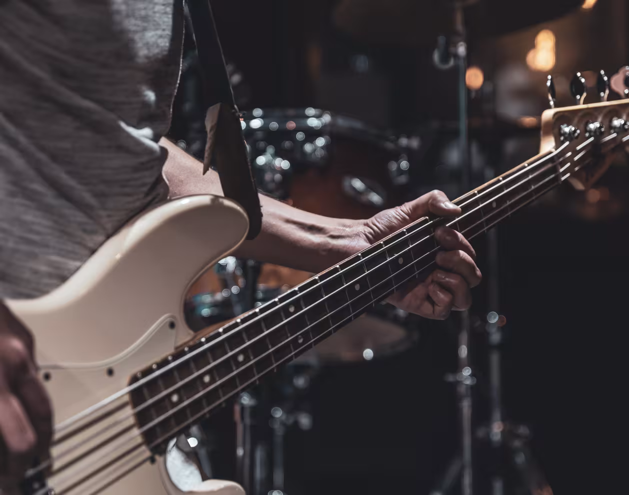 Une personne jouant de la guitare électrique