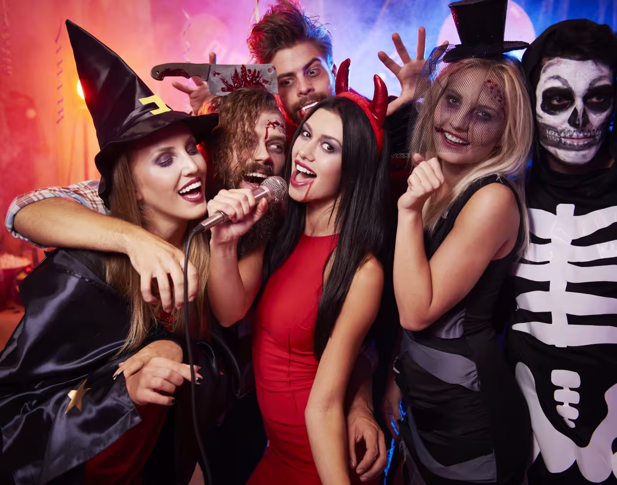 Des amis chantent lors d'une soirée d'Halloween