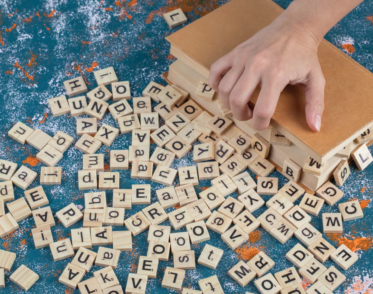 Lettres de l'alphabet en bois sortant d'un livre