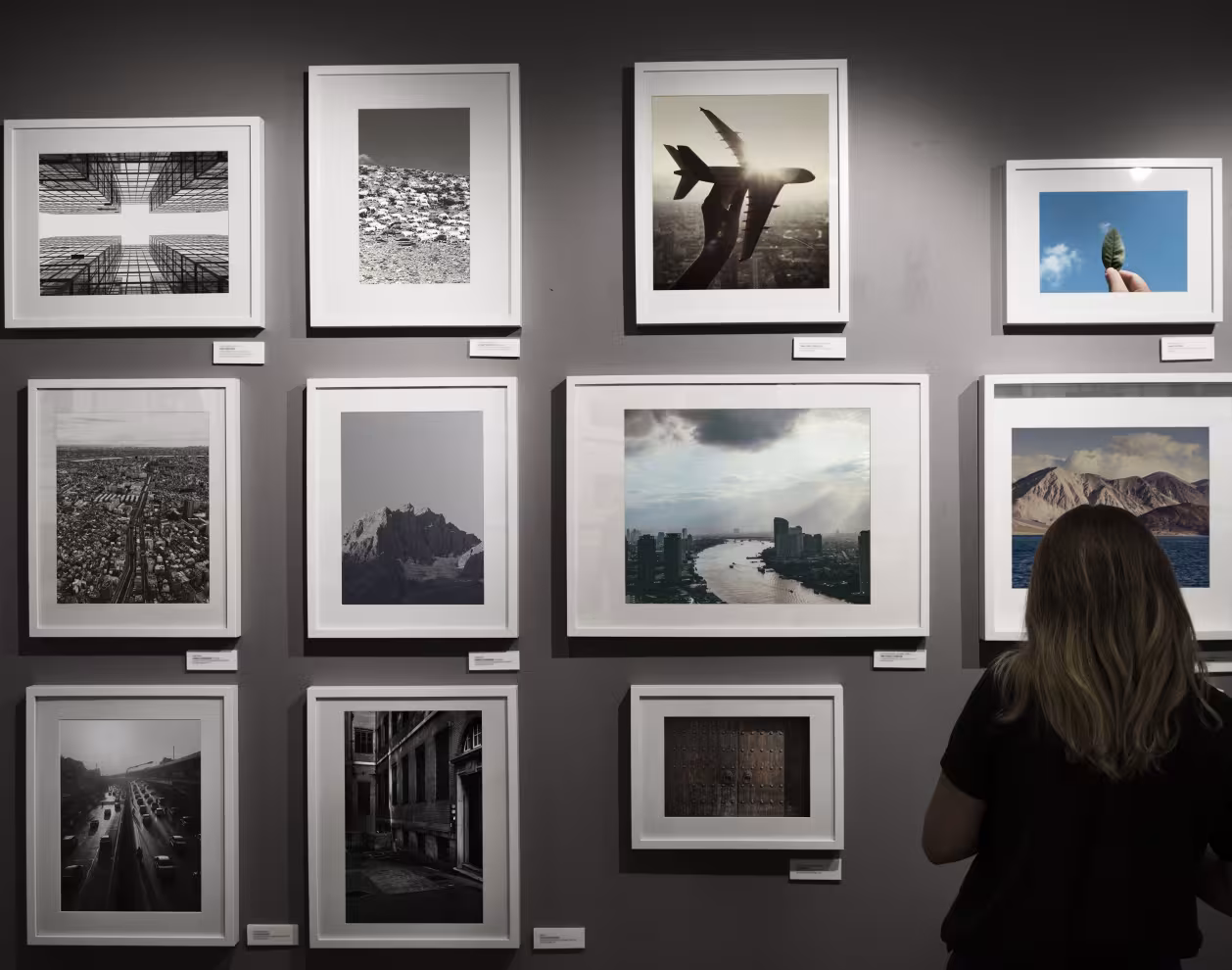 Une femme admirant une exposition de photos